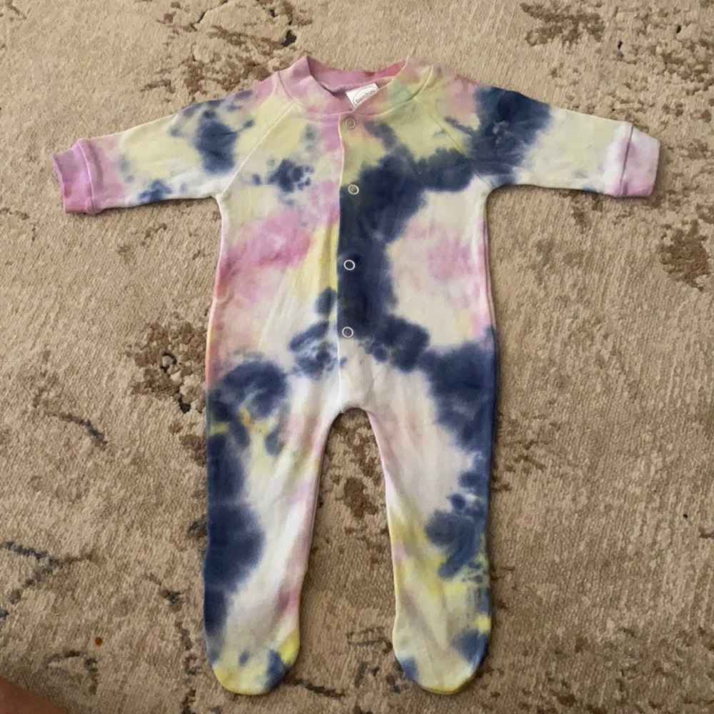 Bambini tie dye footed pajamas